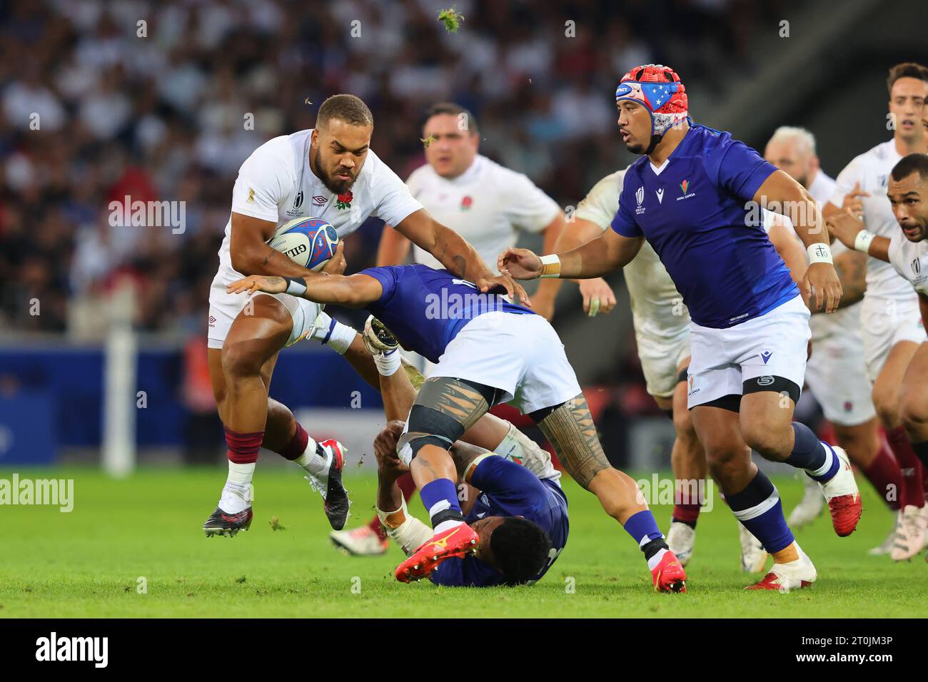 Lille, France. 7 octobre 2023. Ollie Lawrence (L) d'Angleterre brise l'attaque du Samoa Tumua Manu (sol) lors du match de la coupe du monde de Rugby 2023 au Stade Pierre Mauroy, Lille. Le crédit photo devrait être : Paul Thomas/Sportimage crédit : Sportimage Ltd/Alamy Live News Banque D'Images