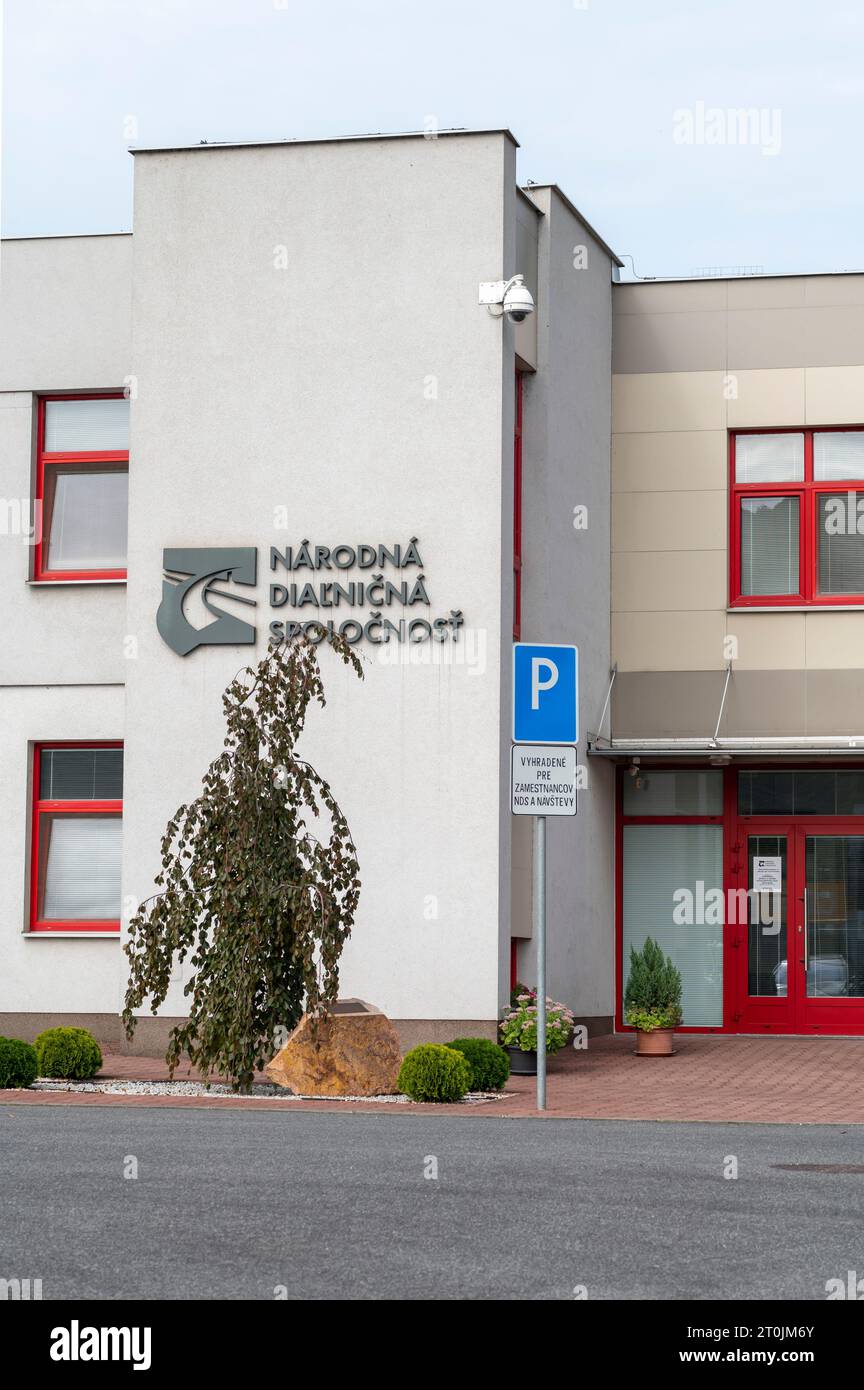 Nova Bana, Slovaquie - 1 octobre 2023 : panneau de la Société nationale des autoroutes. (Narodna Dialnicna spolocnost). Banque D'Images Nova Bana, Slovaquie - 1 octobre 2023 : panneau de la Société nationale des autoroutes. (Narodna Dialnicna spolocnost). Banque D'Images