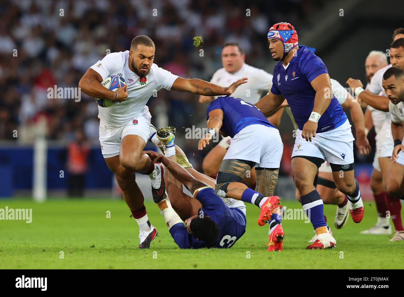 Lille, France. 7 octobre 2023. Ollie Lawrence (L) d'Angleterre brise l'attaque du Samoa Tumua Manu (sol) lors du match de la coupe du monde de Rugby 2023 au Stade Pierre Mauroy, Lille. Le crédit photo devrait être : Paul Thomas/Sportimage crédit : Sportimage Ltd/Alamy Live News Banque D'Images