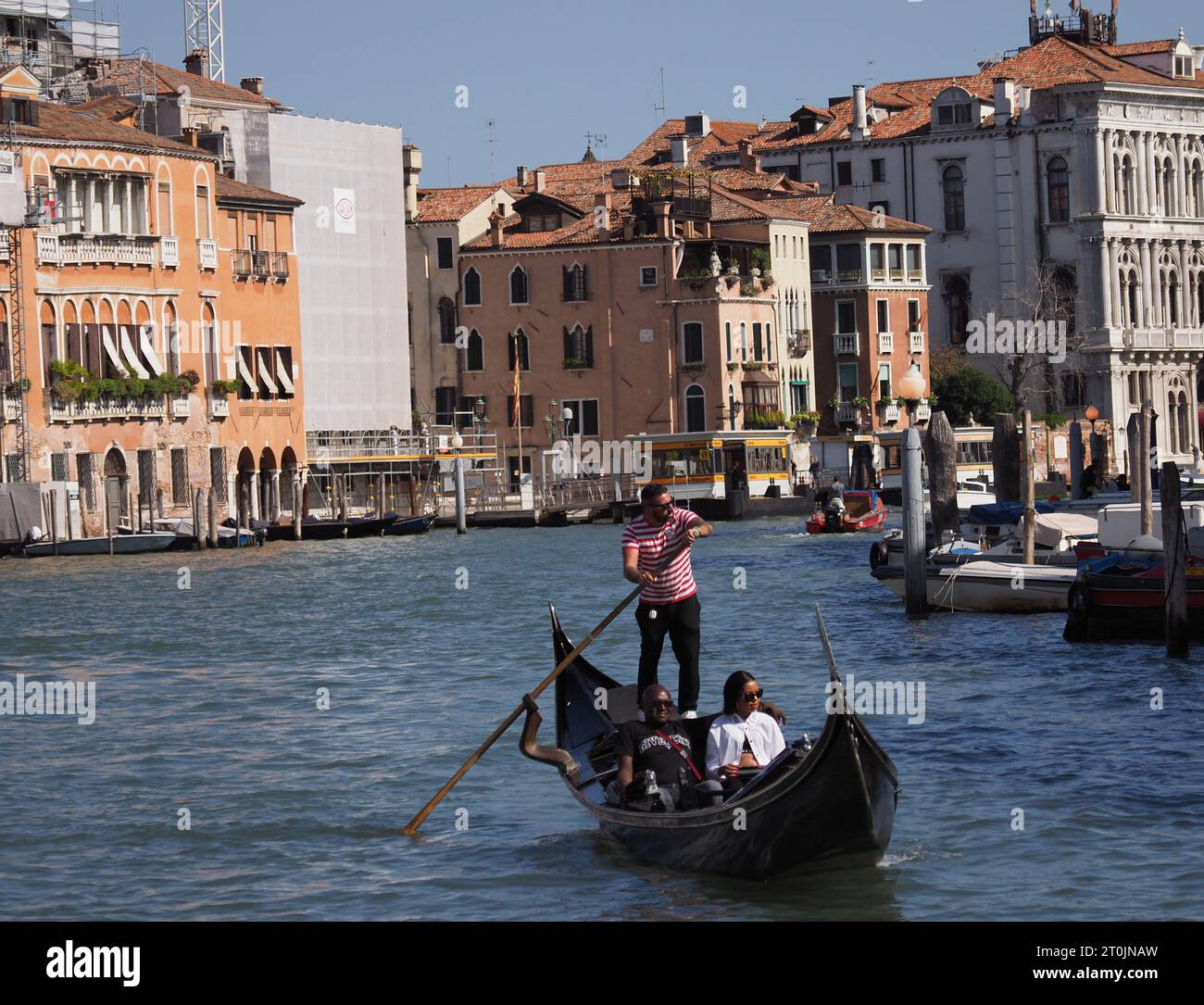 Scènes de Venise, Italie le 6 octobre 2023. Les touristes montent en gondole le long du Grand Canal. Banque D'Images