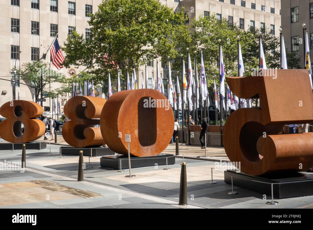 Le Rockefeller Center est décoré avec les œuvres emblématiques de l'artiste influent Robert Indiana, 2023, New York, États-Unis Banque D'Images