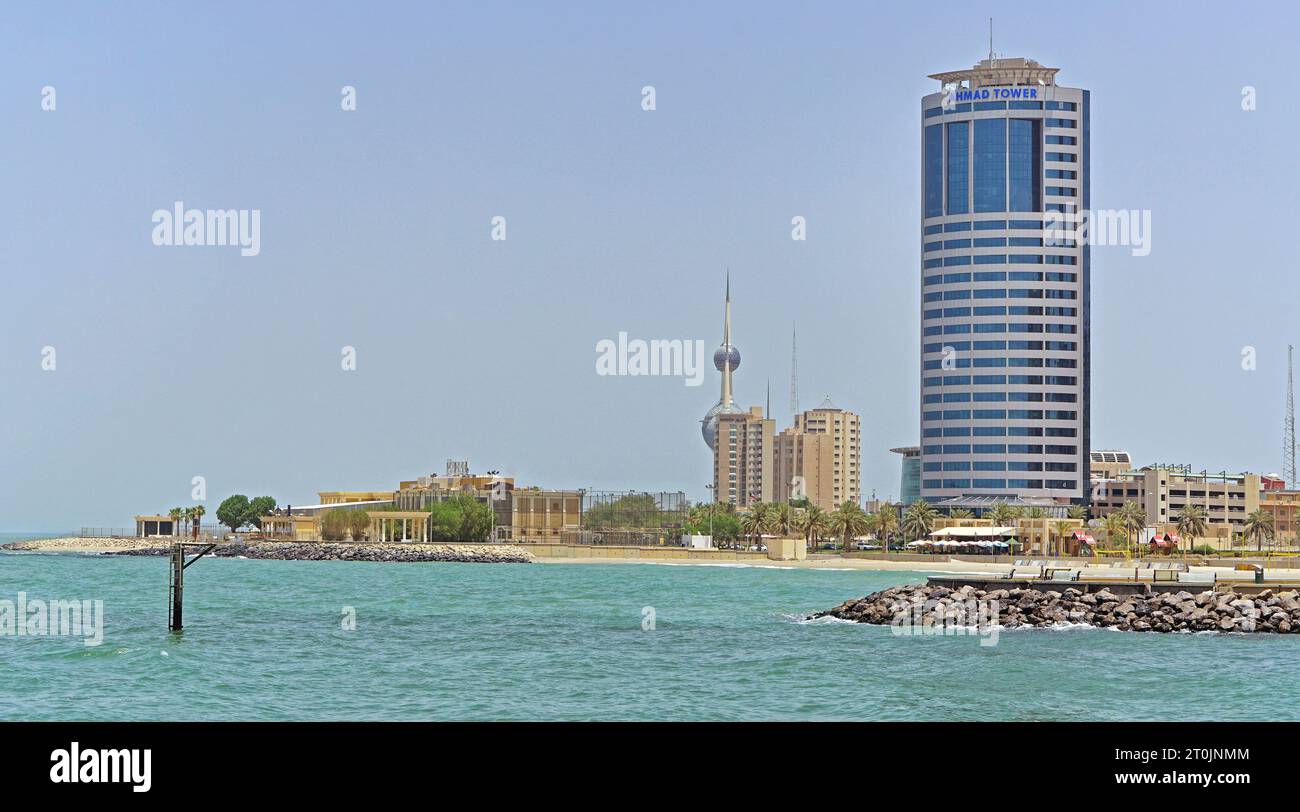 Kuwait City, Koweït - 13 juillet 2018 : bâtiment de gratte-ciel de tour Ahmad à la vue de la rue du golfe Persique depuis la journée d'été de la mer. Banque D'Images