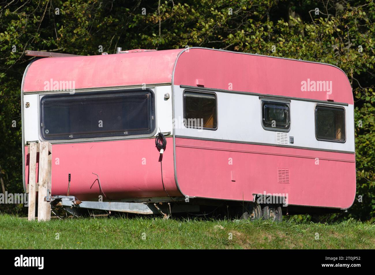 Caravane rose vintage au camping. Très inhabituel et drôle. Banque D'Images