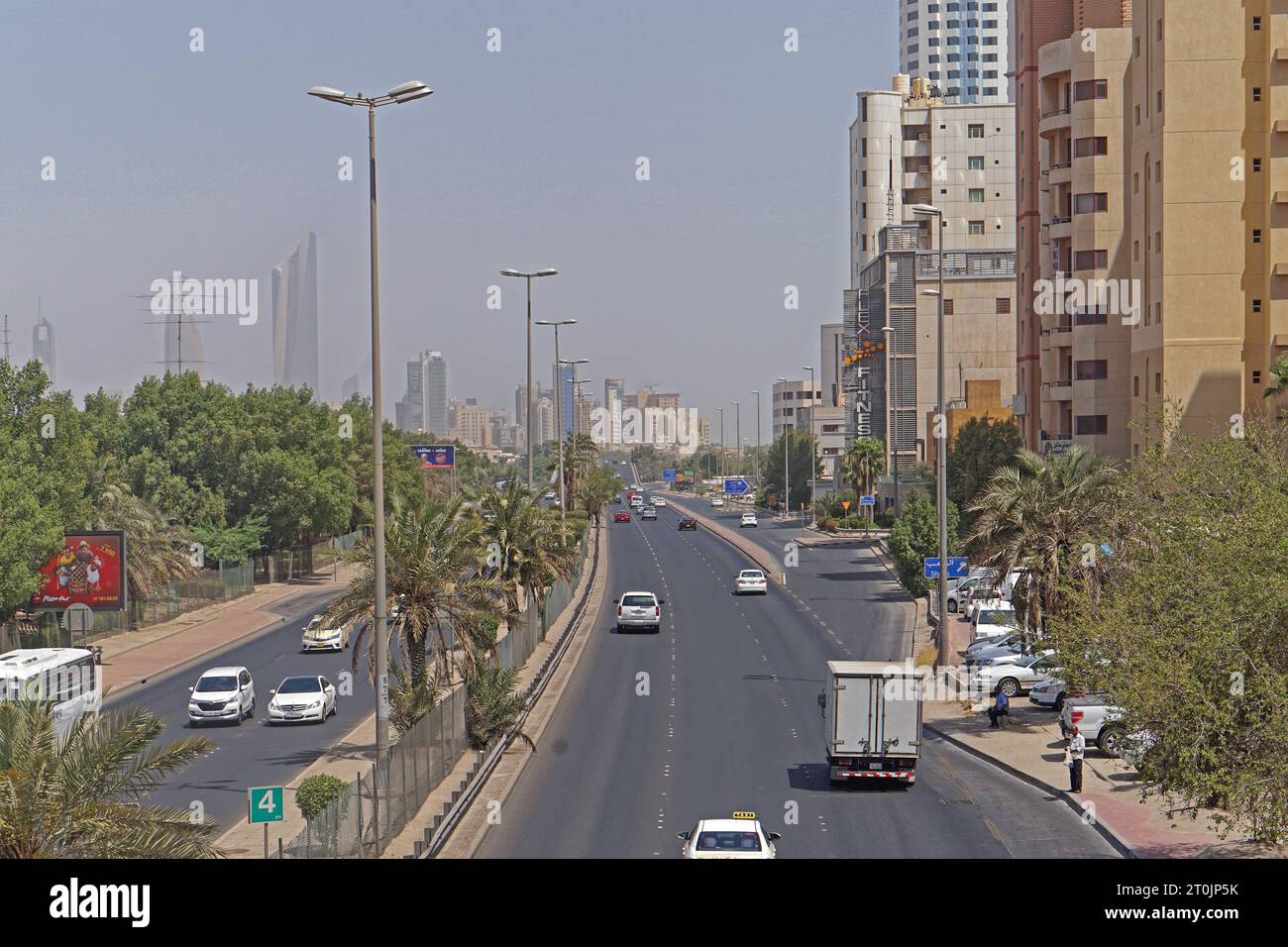 Kuwait City, Koweït - 29 juin 2018 : rue large avec trois voies dans chaque direction à la vue de la ville de jour d'été à horizon Shaab. Banque D'Images