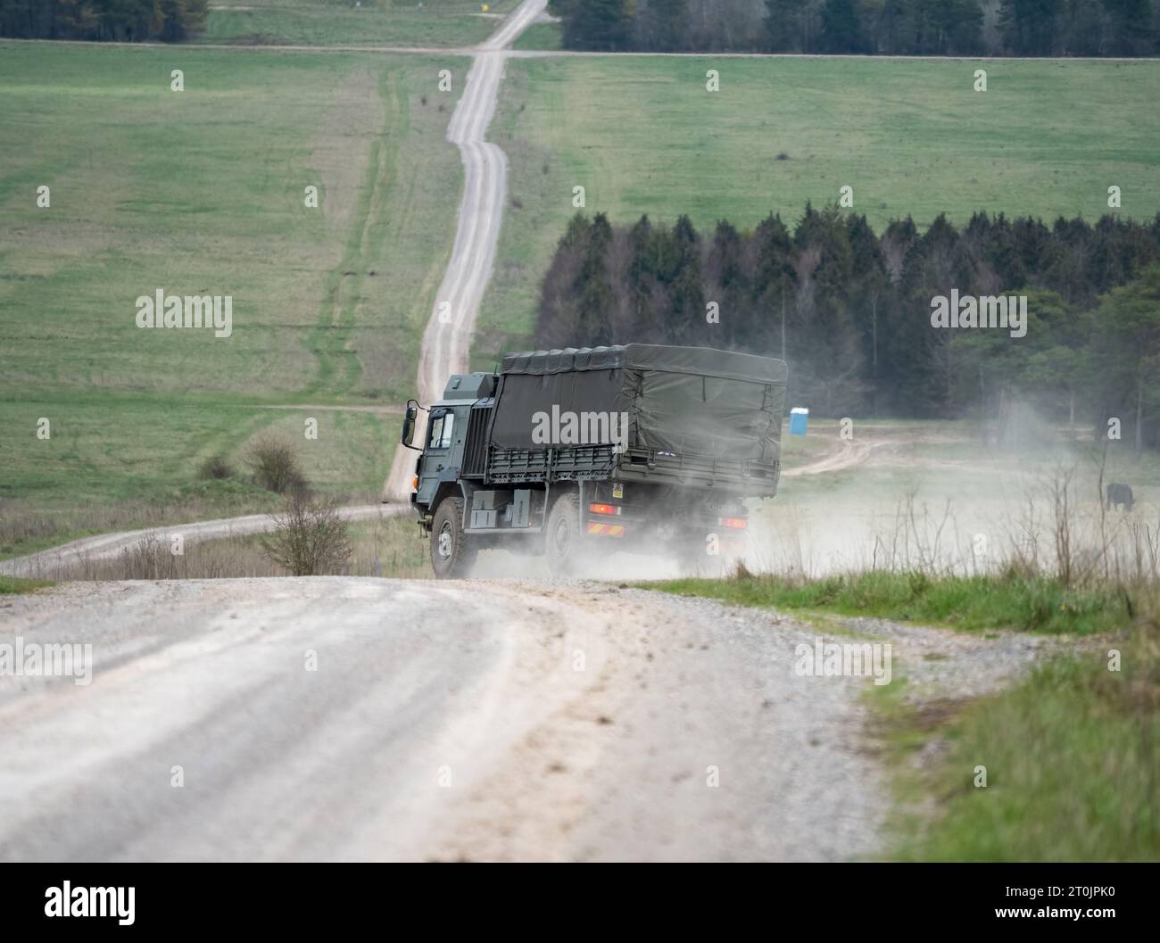 Camion utilitaire moyen MAN SV 4x4 de l'armée britannique conduisant le long d'une piste de craie poussiéreuse Banque D'Images