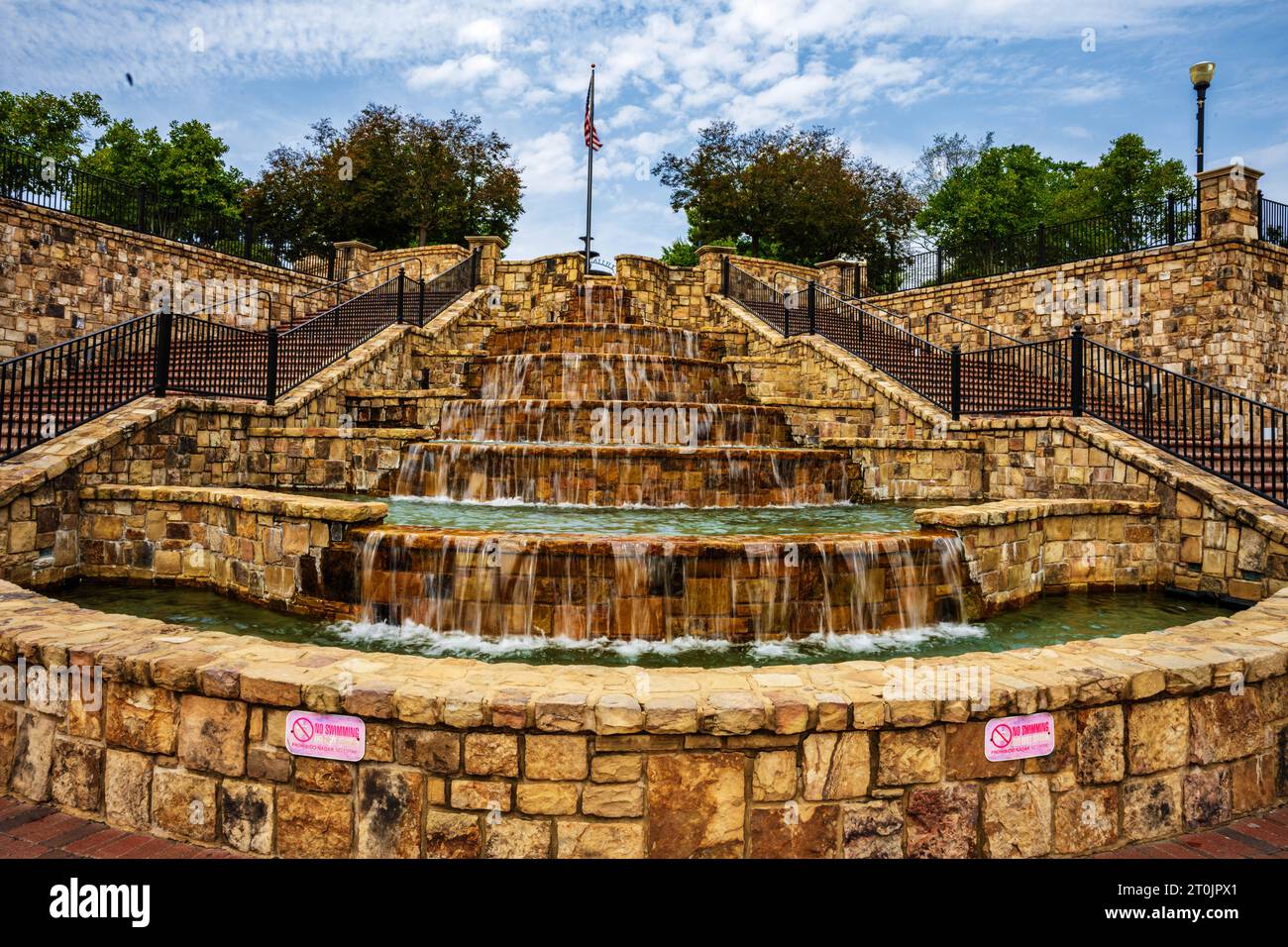 Une cascade d'escalier en brique dans Lillian Webb Park Atlanta Géorgie en été. Banque D'Images