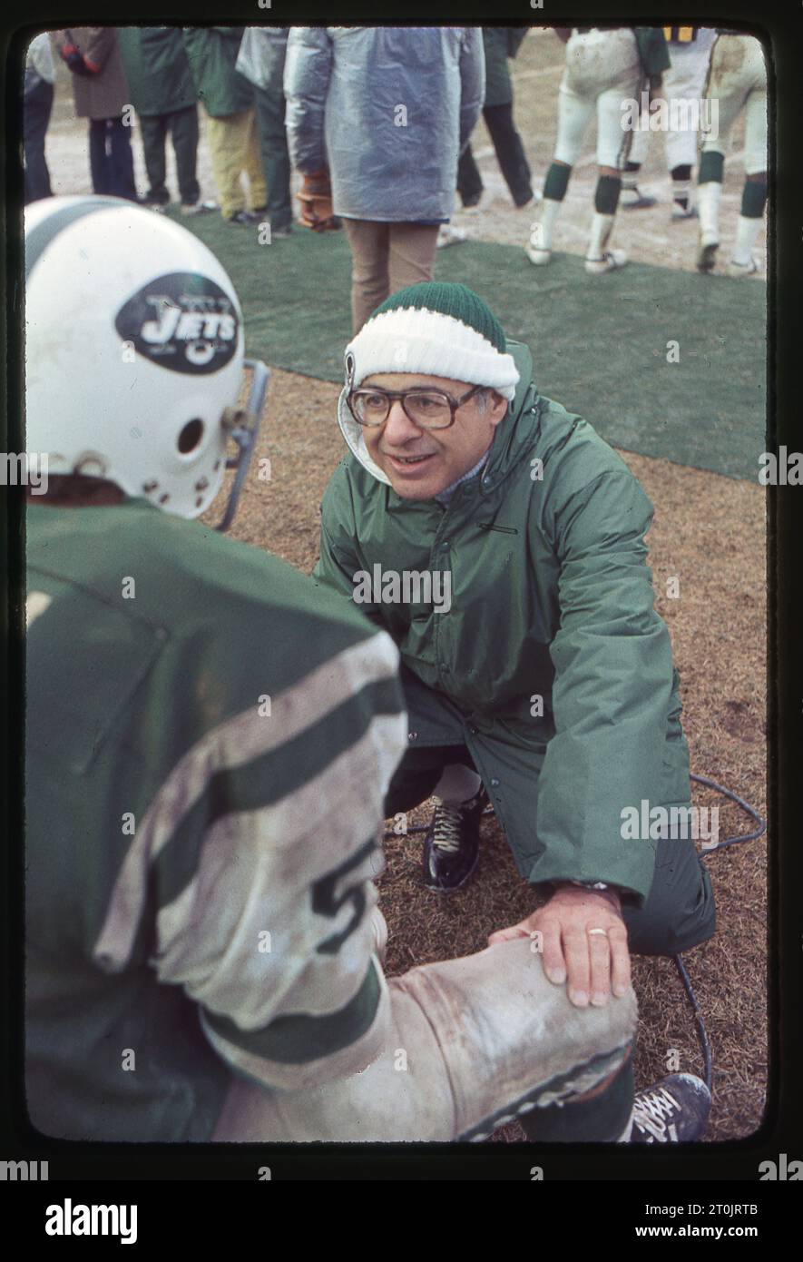 James Nicholas, pionnier de la médecine sportive et médecin de l'équipe des Jets, parle au linebacker de la NFL Bob Martin sur la touche lors d'un match au Shea Stadium en 1978, à Flushing, Queens, New York. Banque D'Images