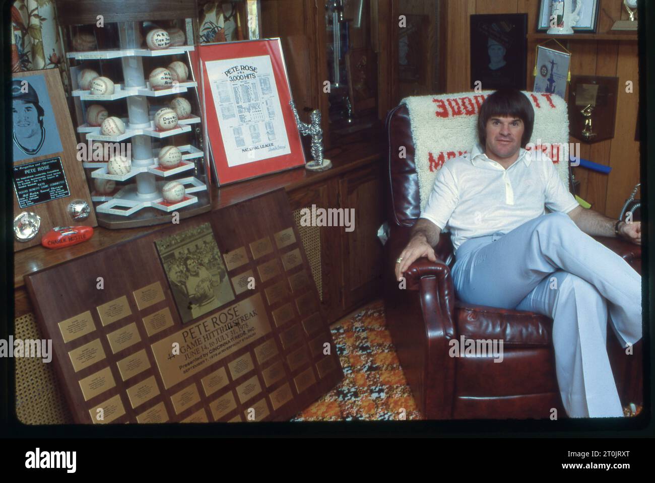 Portrait posé en 1979 de Pete Rose chez lui dans sa salle des trophées à Cincinnati, Ohio après être devenu le premier homme de baseball à 3 millions de dollars. Banque D'Images