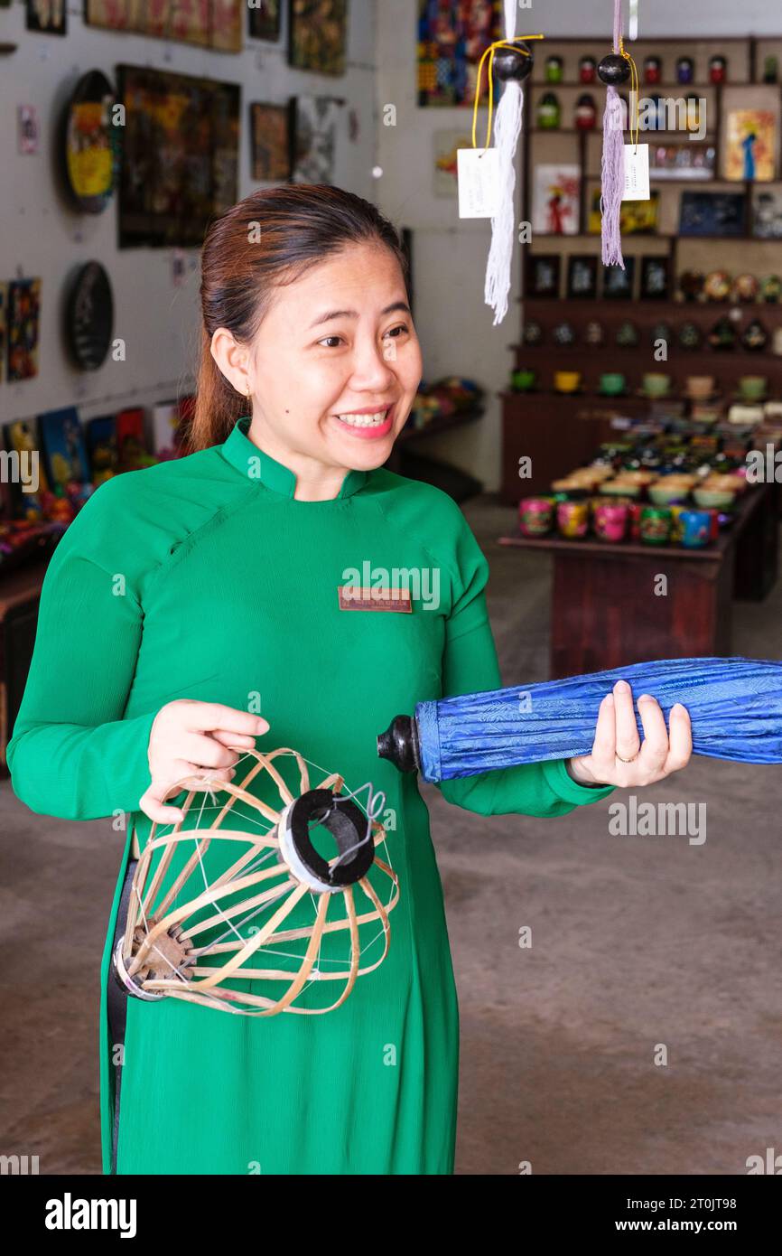 Hoi an, Vietnam. Directeur de Silk Factory montrant la couverture en soie pour lanterne. Banque D'Images