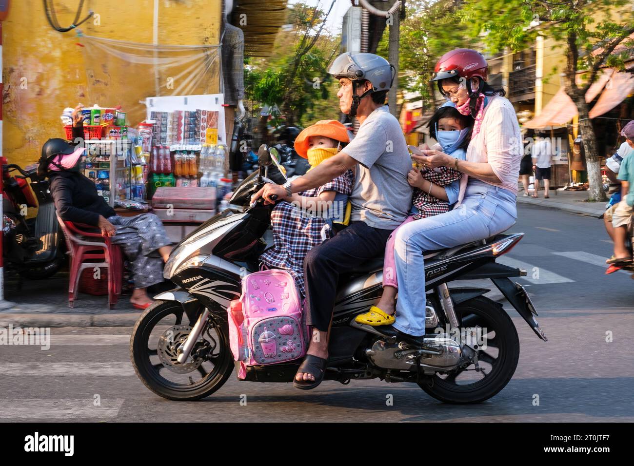 Hoi an, Vietnam. Parents et deux enfants en moto. Banque D'Images