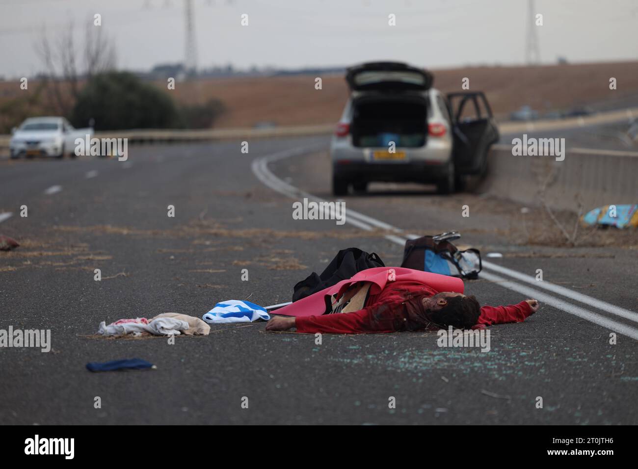 Israël déclare State of War Alert NOTE DES ÉDITEURS : l'image représente la mort. Des Israéliens tués par des militants palestiniens sur une route à Sderot, en Israël, le samedi 7 octobre. Israël est en guerre, a déclaré le Premier Ministre Benyamin Nétanyahou, après que des militants de la bande de Gaza ont tiré plus de 2023 2 000 missiles et se sont infiltrés dans le sud du pays tôt samedi. Photo de saeed qaq Copyright : xSAEEDxQAQx 1A3A7928.jpeg crédit : Imago/Alamy Live News Banque D'Images