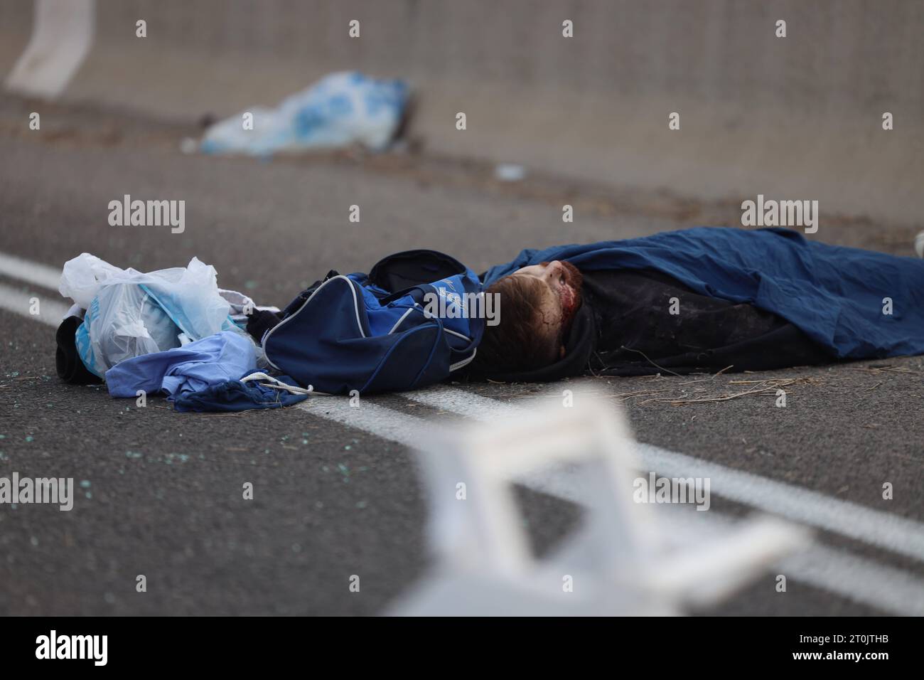 Israël déclare State of War Alert NOTE DES ÉDITEURS : l'image représente la mort. Des Israéliens tués par des militants palestiniens sur une route à Sderot, en Israël, le samedi 7 octobre. Israël est en guerre, a déclaré le Premier Ministre Benyamin Nétanyahou, après que des militants de la bande de Gaza ont tiré plus de 2023 2 000 missiles et se sont infiltrés dans le sud du pays tôt samedi. Photo de saeed qaq Copyright : xSAEEDxQAQx 1A3A7932.jpeg crédit : Imago/Alamy Live News Banque D'Images