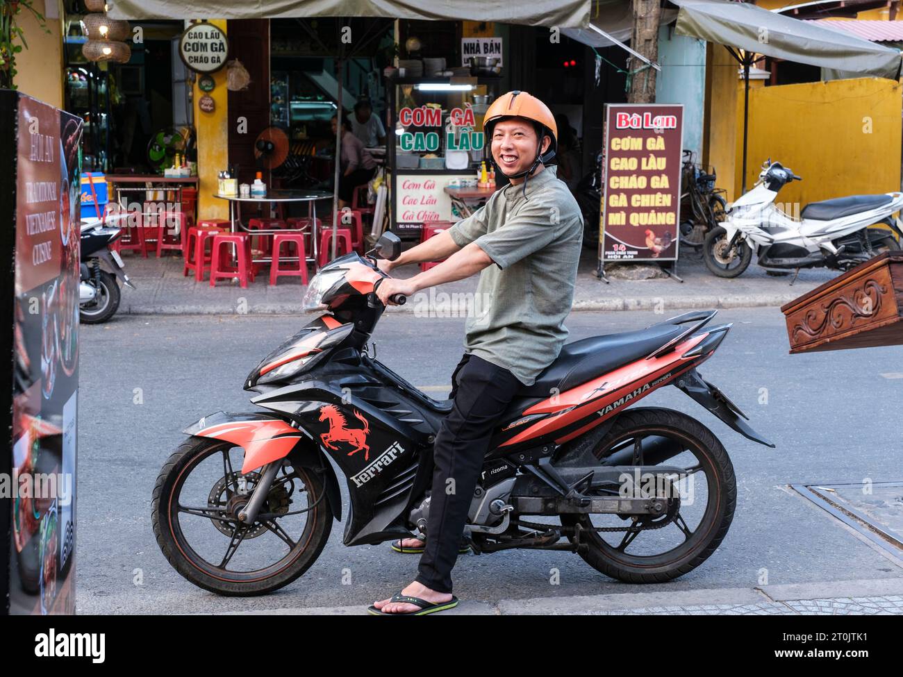 Hoi an, Vietnam. Serveur du restaurant préparation de la livraison d'une commande à emporter. Banque D'Images