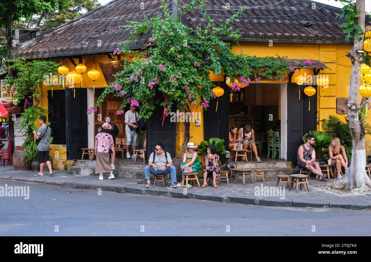 Hoi an, Vietnam. Touristes se reposant devant un café. Banque D'Images