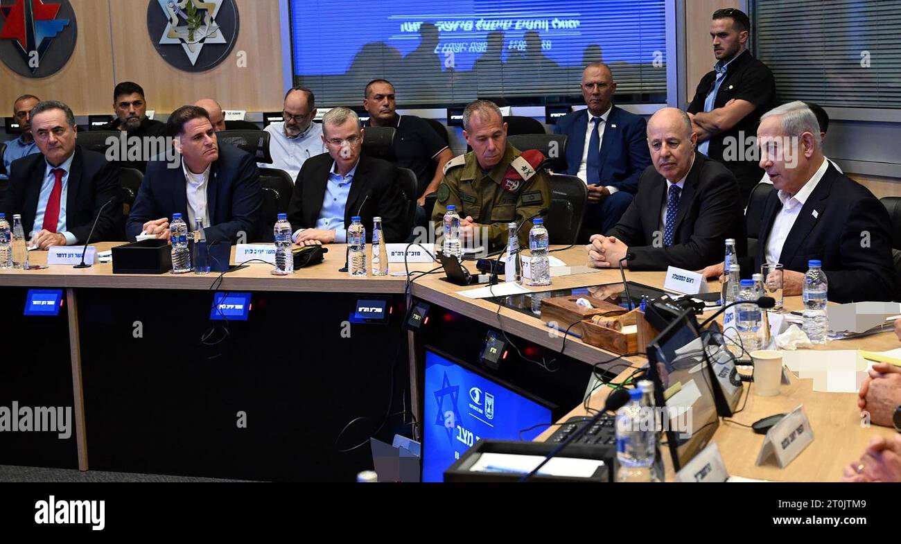Frontière israélienne de Gaza, Israël. 07 octobre 2023. Le Premier ministre israélien Benjamin Netanyahu (à droite) a tenu une réunion de sécurité avec de hauts responsables de la défense le 7 octobre 2023, pour évaluer la situation après une invasion par le Hamas des colonies israéliennes près de la frontière de la bande de Gaza. Photo du Cabinet du Premier ministre israélien/ crédit : UPI/Alamy Live News Banque D'Images