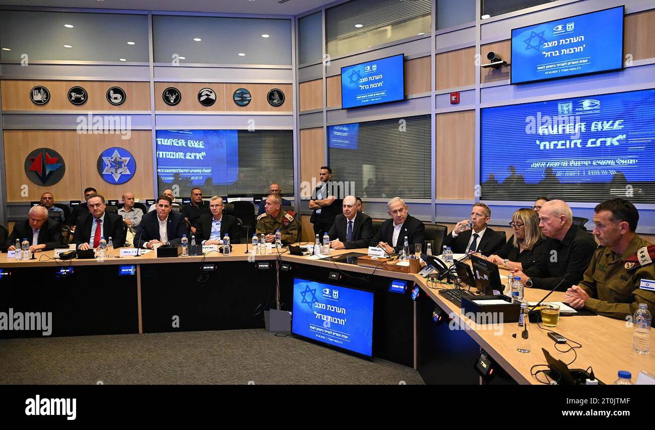 Frontière israélienne de Gaza, Israël. 07 octobre 2023. Le Premier ministre israélien Benjamin Netanyahu a tenu une réunion de sécurité avec de hauts responsables de la défense le 7 octobre 2023, pour évaluer la situation après une invasion par le Hamas des colonies israéliennes près de la frontière de la bande de Gaza. Photo du Cabinet du Premier ministre israélien/ crédit : UPI/Alamy Live News Banque D'Images