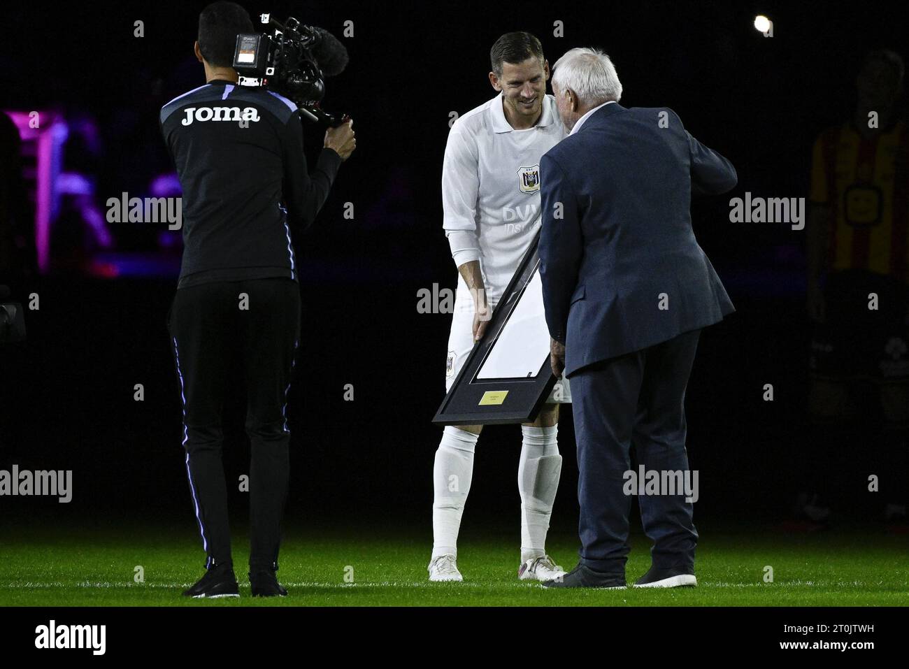 Bruxelles, Belgique. 07 octobre 2023. Jan Vertonghen d'Anderlecht et l'ancien joueur d'Anderlecht Paul Van Himst photographiés au début d'un match de football entre le RSC Anderlecht et KV Mechelen, le jour 10 de la 2023-2024 'Jupiler Pro League' première division du championnat belge, à Bruxelles, le samedi 07 octobre 2023. BELGA PHOTO LAURIE DIEFFEMBACQ crédit : Belga News Agency/Alamy Live News Banque D'Images