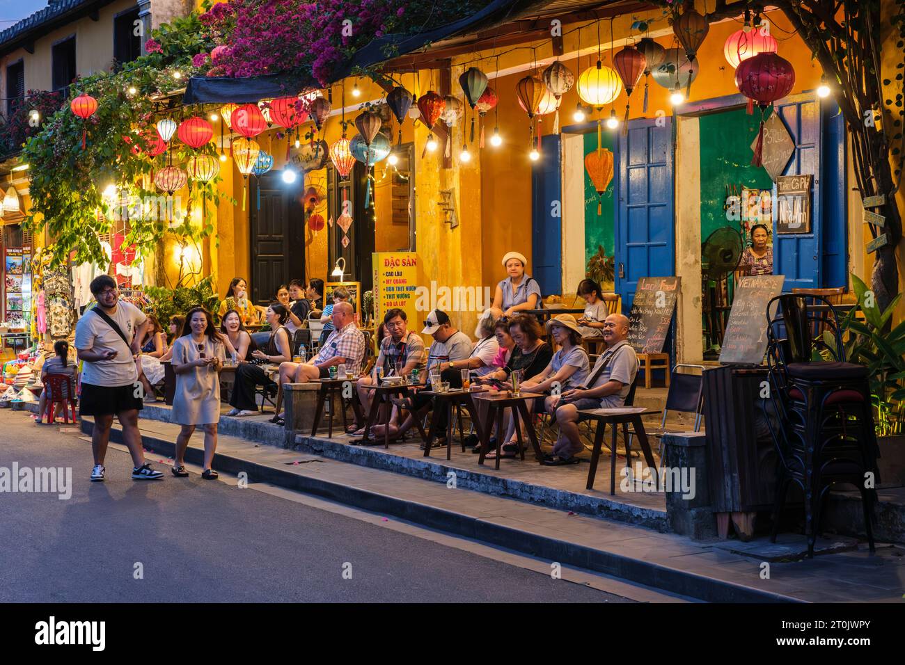 Hoi an, Vietnam. Touristes à Outdoor Restaurant. Banque D'Images