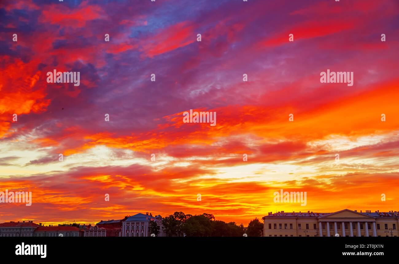 Fantastique coucher de soleil enflammé sur la rivière Neva. St. Petersburg, Russie - 24 juin 2022. Banque D'Images