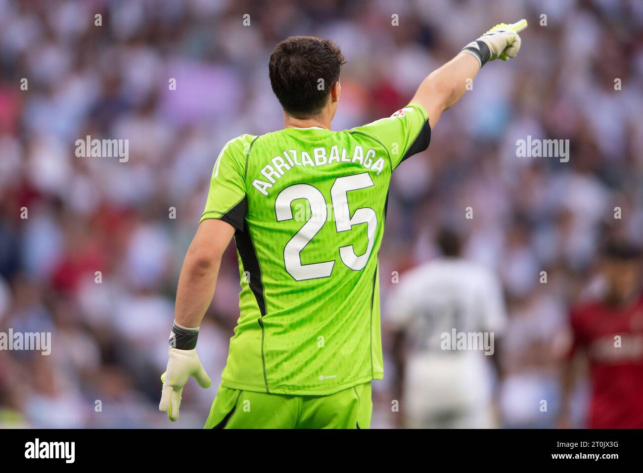 7 octobre 2023 ; Stade Santiago Bernabeu, Madrid, Espagne, la Liga football espagnol, Real Madrid contre Osasuna ; Kepa Arrizabalaga pointe des directions à ses défenseurs Banque D'Images