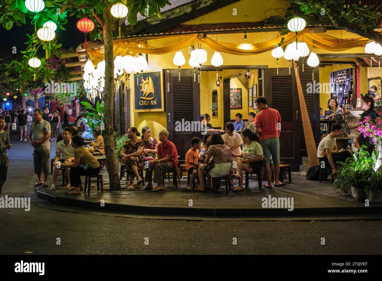 Hoi an, Vietnam. Les clients d'un café en plein air la nuit. Banque D'Images