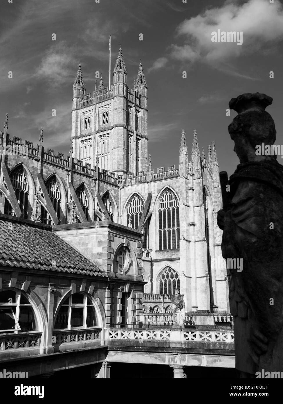B&W Statue du soldat romain, légionnaire, aux bains romains, avec l'abbaye de Bath en arrière-plan, Bath, Somerset, Angleterre, Royaume-Uni, GO. Banque D'Images