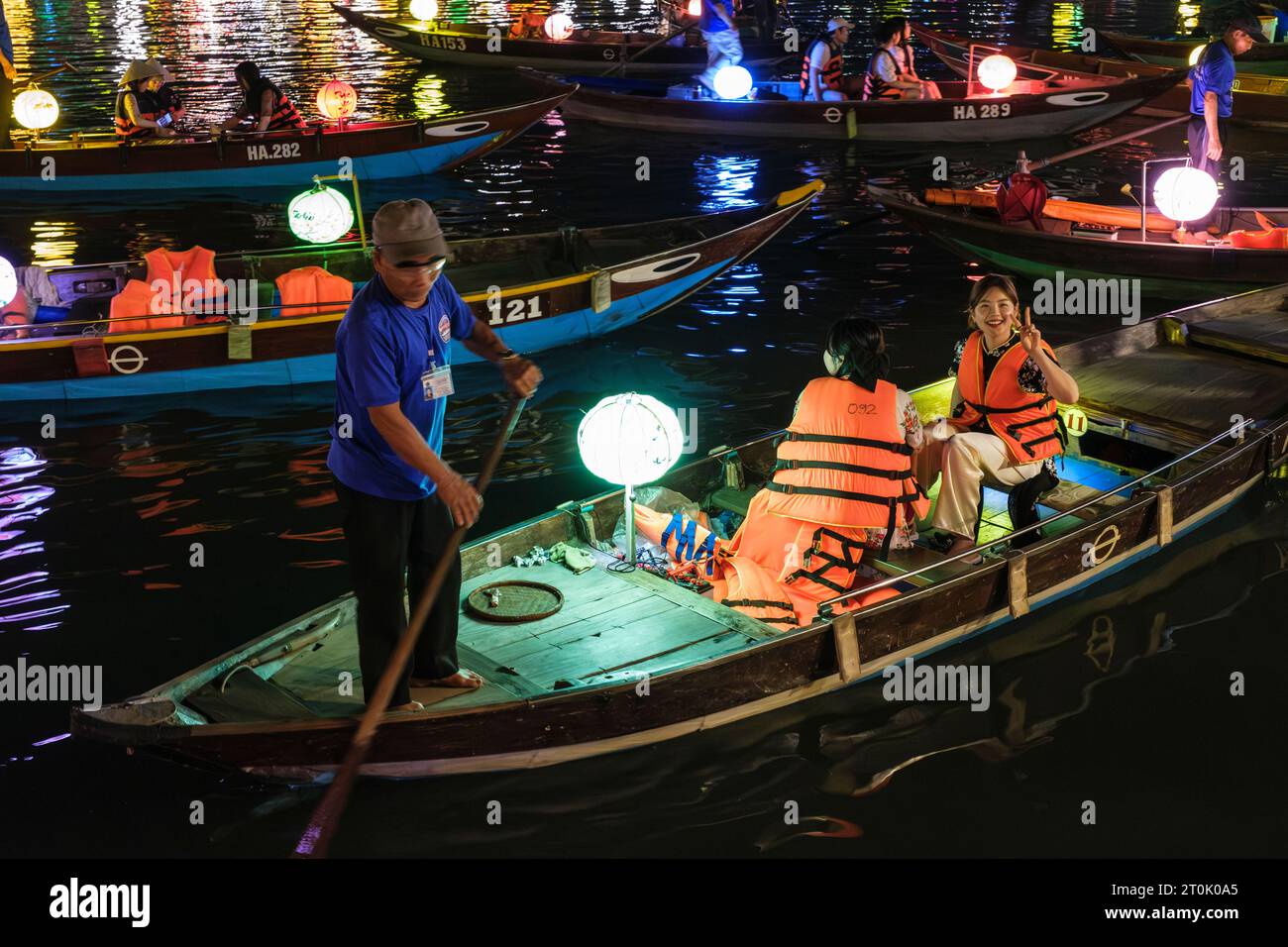 Hoi an, Vietnam. Jeunes femmes en bateau sur la rivière Thu bon la nuit. Banque D'Images