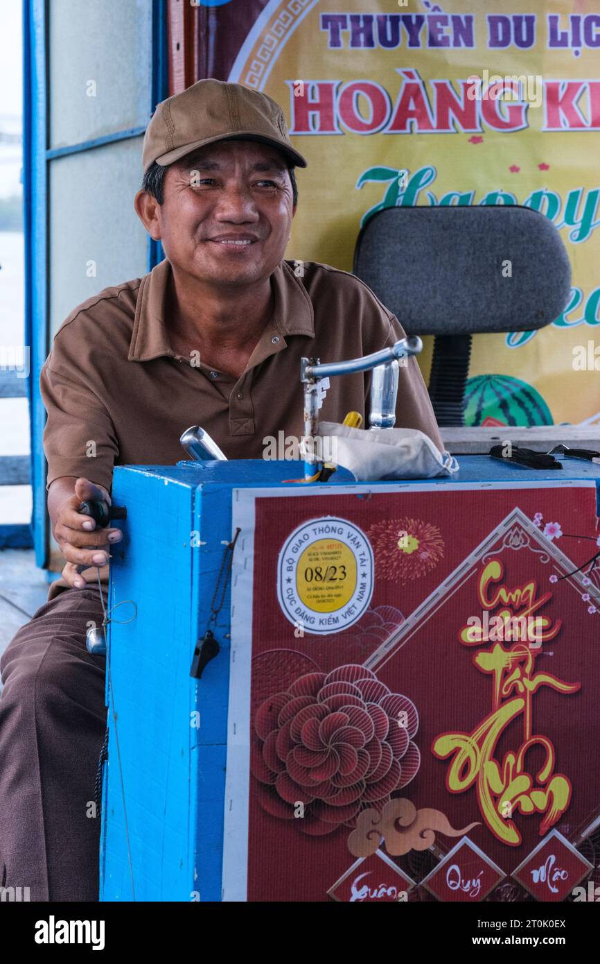 Hoi an, Vietnam. Pilote de bateau touristique. Banque D'Images