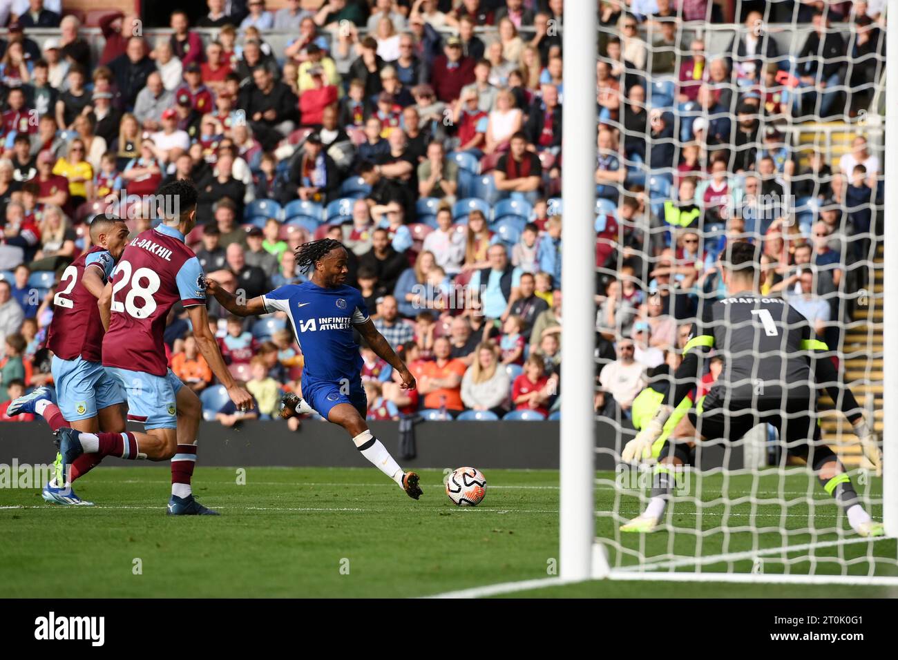 Burnley, Royaume-Uni. 7 octobre 2023. Raheem Sterling de Chelsea a un tir au but pendant le match de Premier League à Turf Moor, Burnley. Le crédit photo devrait être : Gary Oakley/Sportimage crédit : Sportimage Ltd/Alamy Live News Banque D'Images