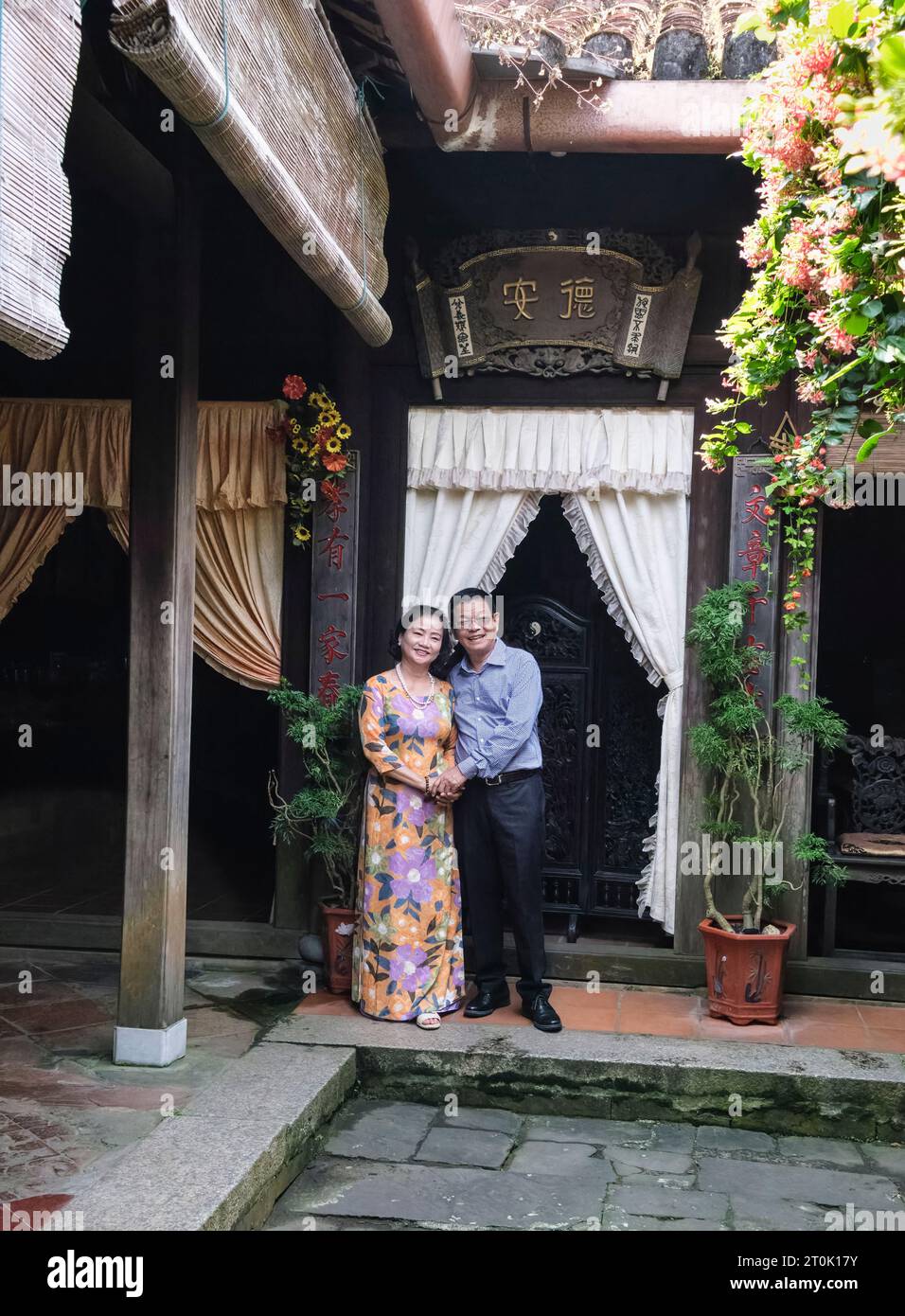 Hoi an, Vietnam. Duc an Old House. Couple posant pour la photographie dans la cour. Banque D'Images