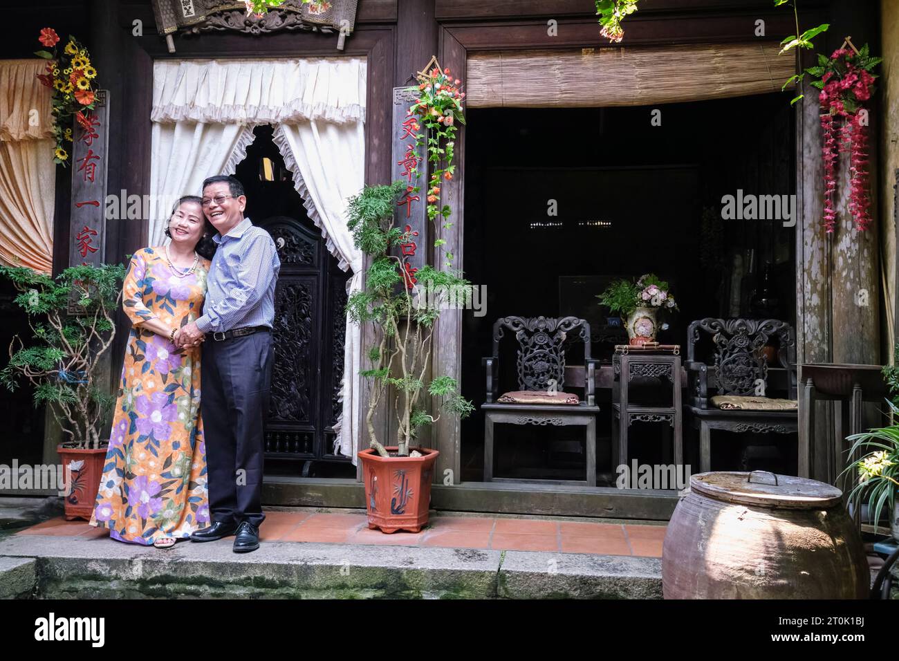 Hoi an, Vietnam. Duc an Old House. Couple posant pour la photographie dans la cour. Banque D'Images