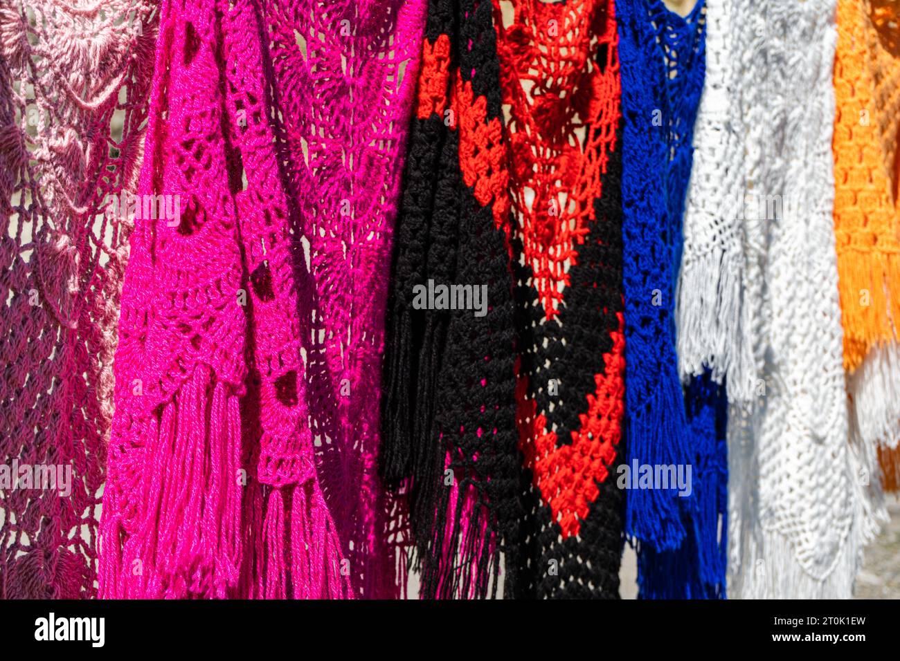Différentes couleurs foulards tricotés comme arrière-plan Banque D'Images