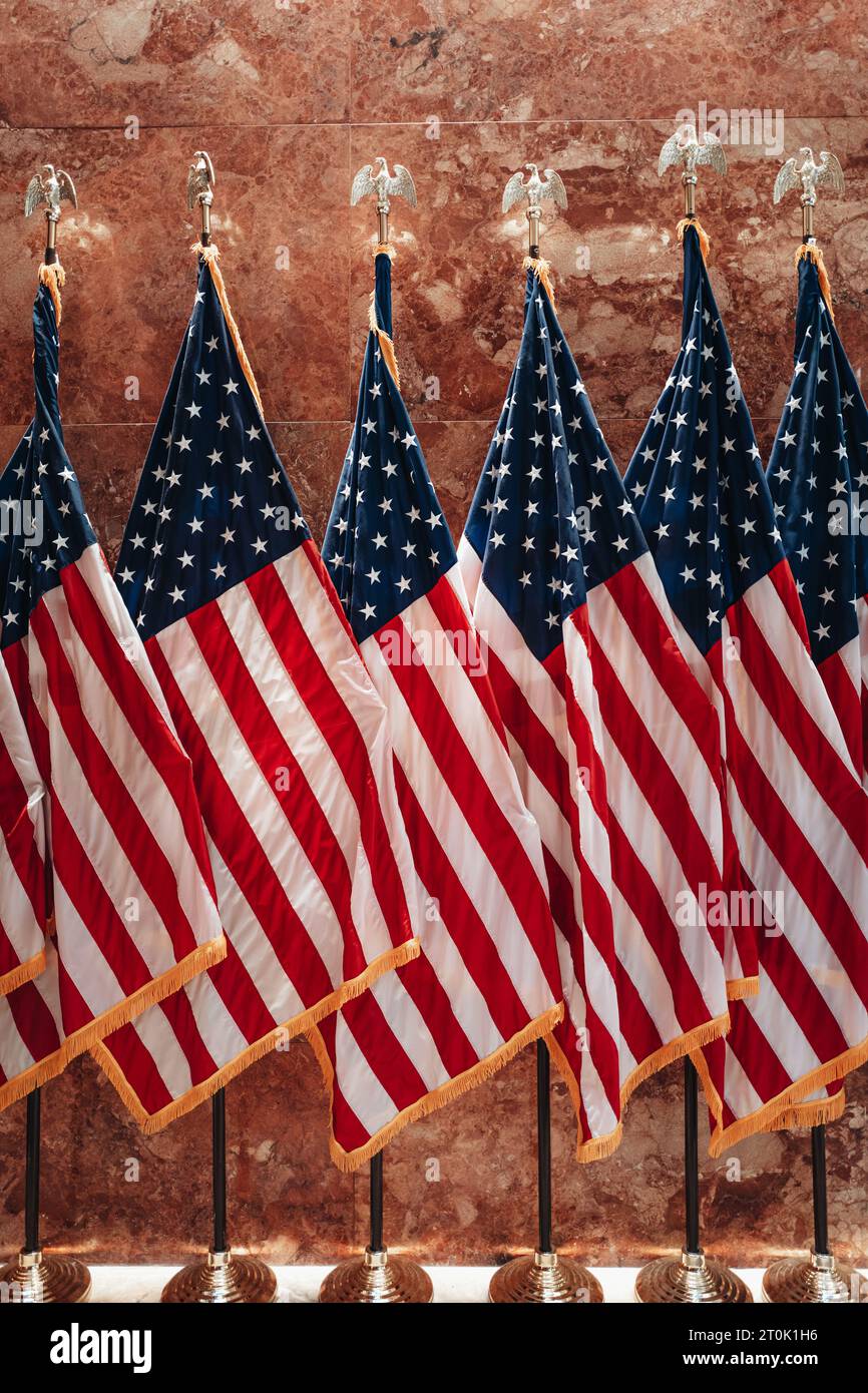 Beaucoup de drapeaux américains dans une rangée. Symbole des États-Unis d'Amérique. Tir vertical Banque D'Images