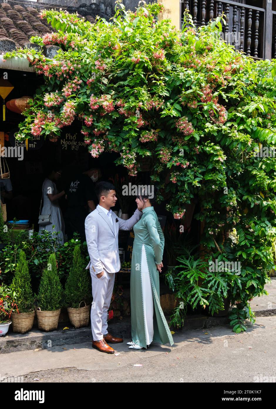 Hoi an, Vietnam. Jeune couple posant pour Photography, femme portant un Ao Dai. Banque D'Images