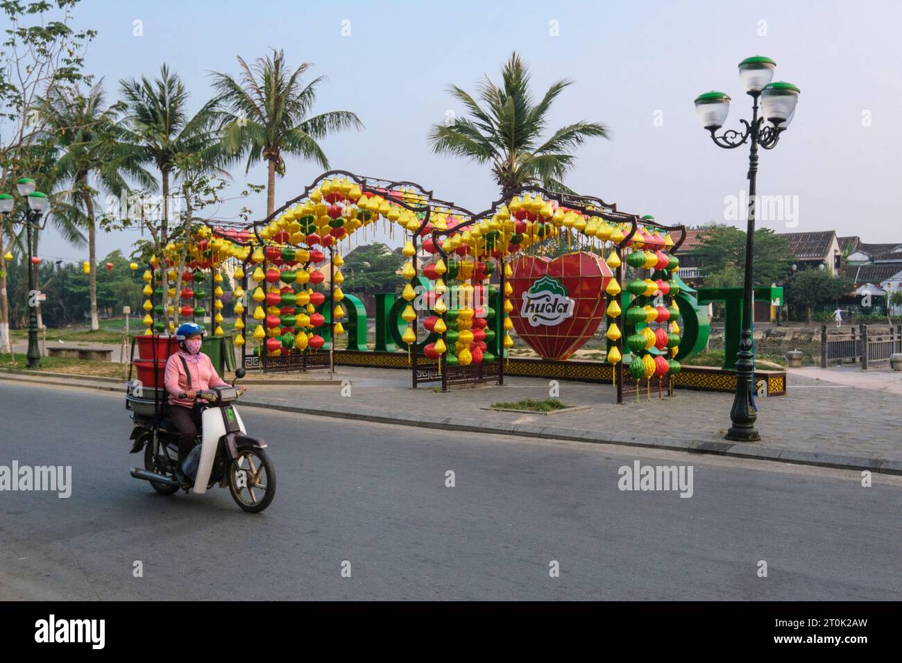 Hoi an, Vietnam. En route vers le marché, tôt le matin, en passant par Riverside Street Decoration. Banque D'Images