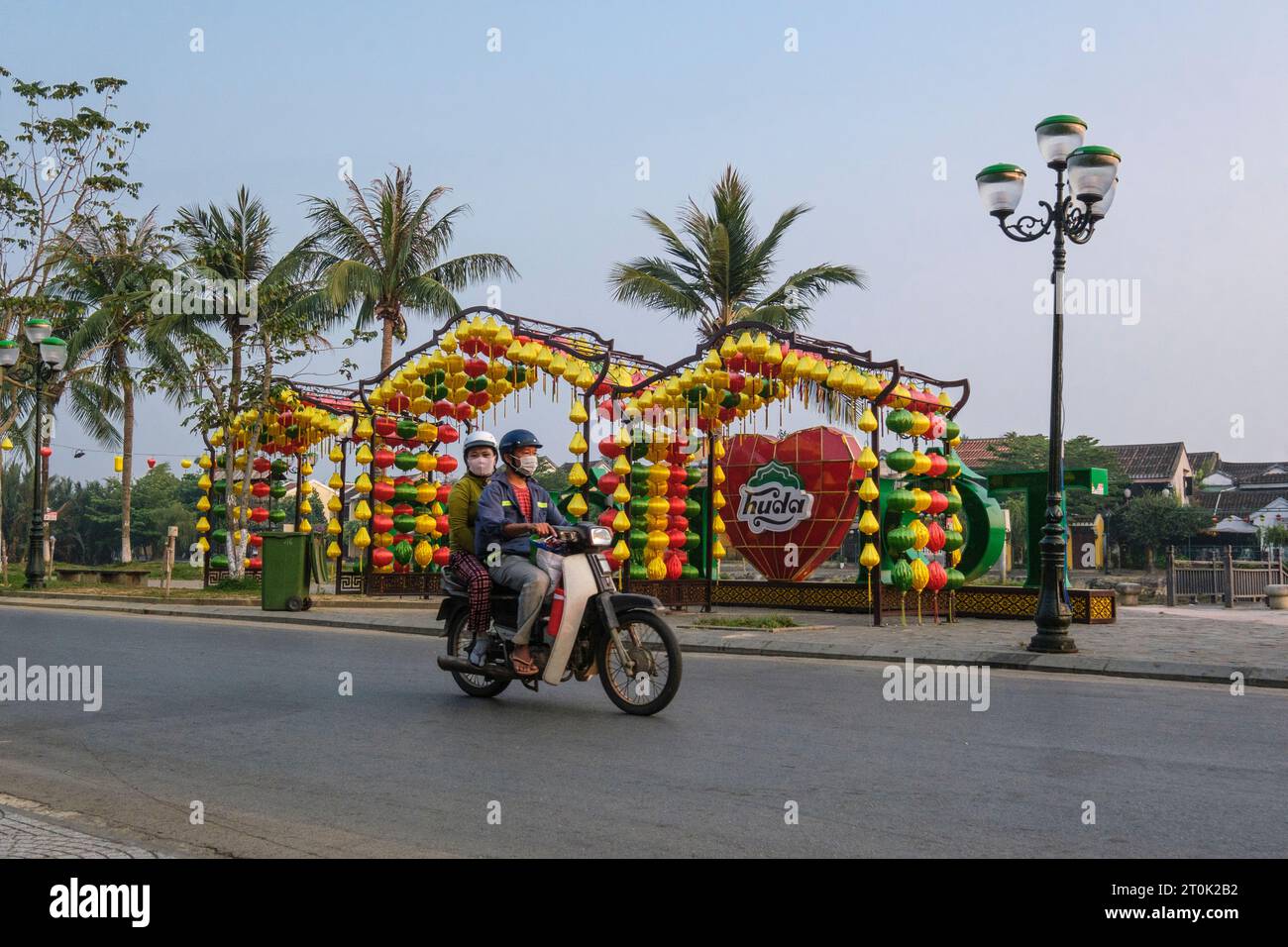 Hoi an, Vietnam. En passant par Riverside Street Decoration en route vers le travail, tôt le matin.. Banque D'Images
