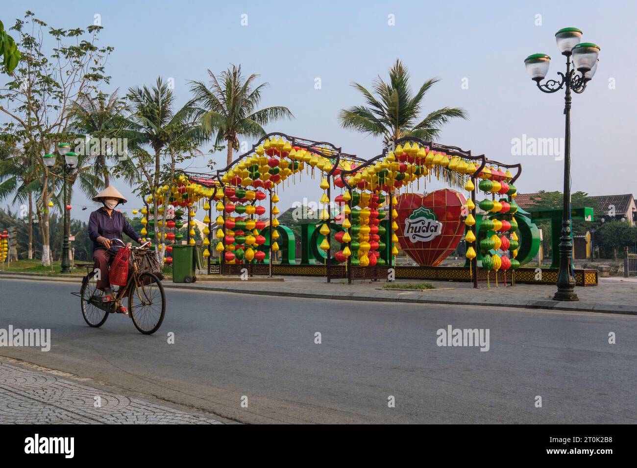 Hoi an, Vietnam. En route vers le marché, tôt le matin, en passant par Riverside Street Decoration. Banque D'Images