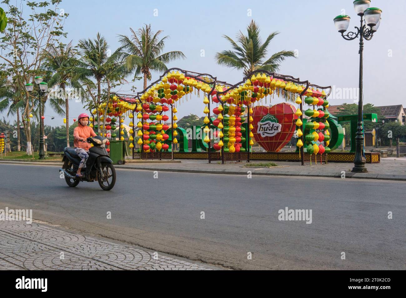 Hoi an, Vietnam. En passant par Riverside Street Decoration en route vers le travail, tôt le matin.. Banque D'Images
