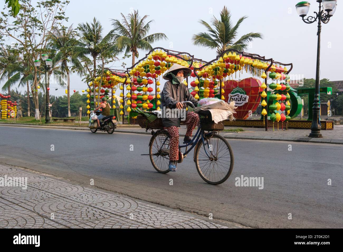 Hoi an, Vietnam. En route vers le marché, tôt le matin, en passant par Riverside Street Decoration. Banque D'Images