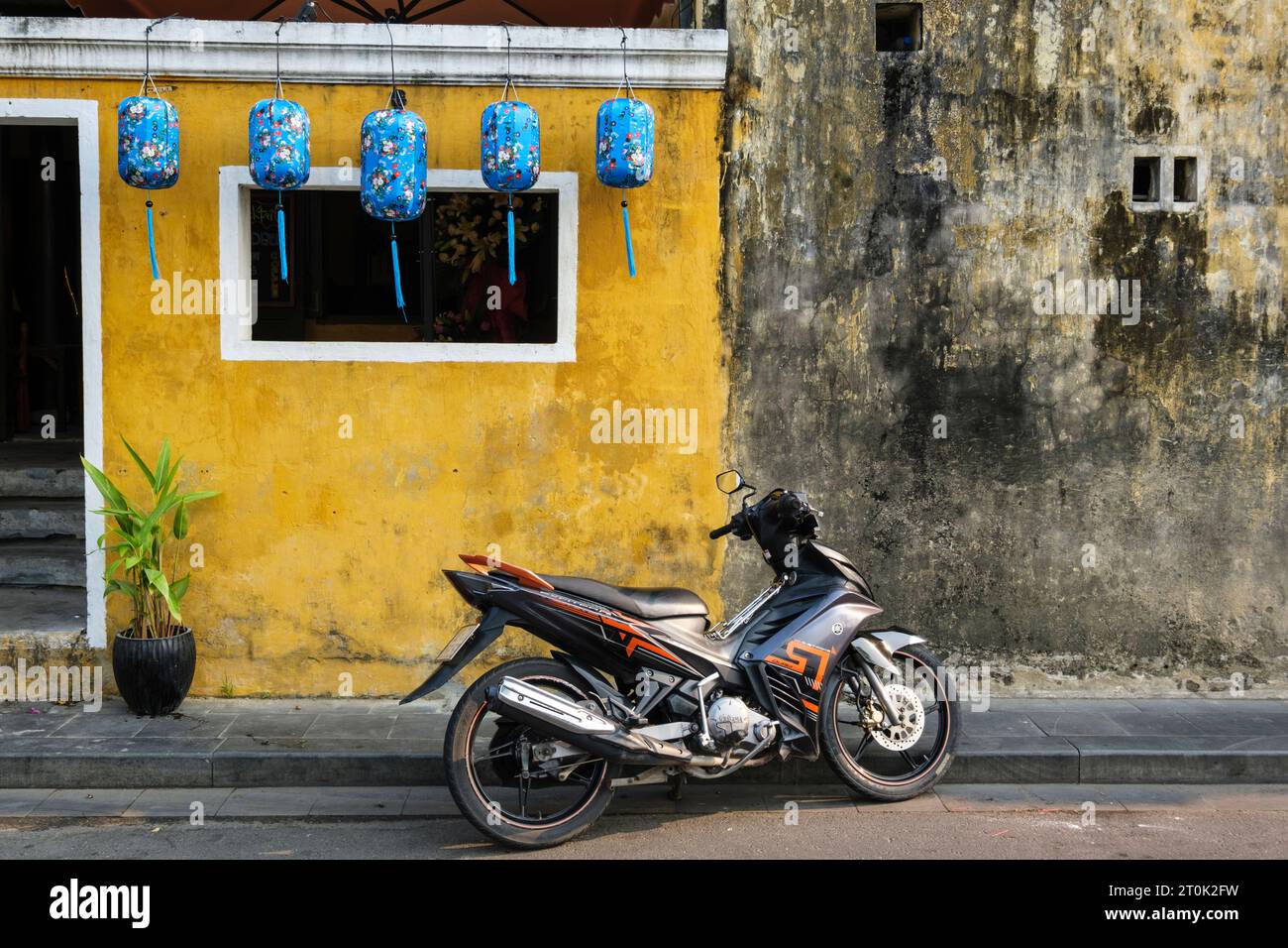 Hoi an, Vietnam. Moto garée devant le bâtiment/ Banque D'Images