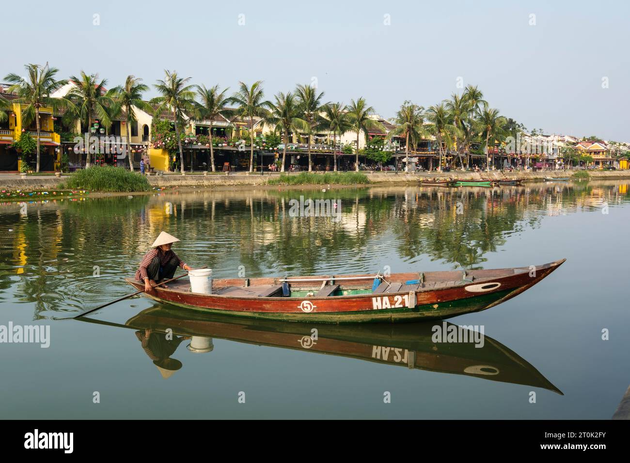 Hoi an, Vietnam. Femme en bateau sur la rivière Thu bon, tôt le matin. Banque D'Images