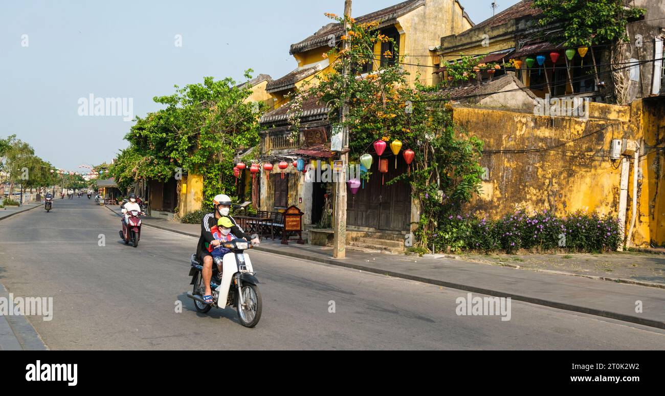 Hoi an, Vietnam. Scène de rue, Père et fils en moto. Banque D'Images