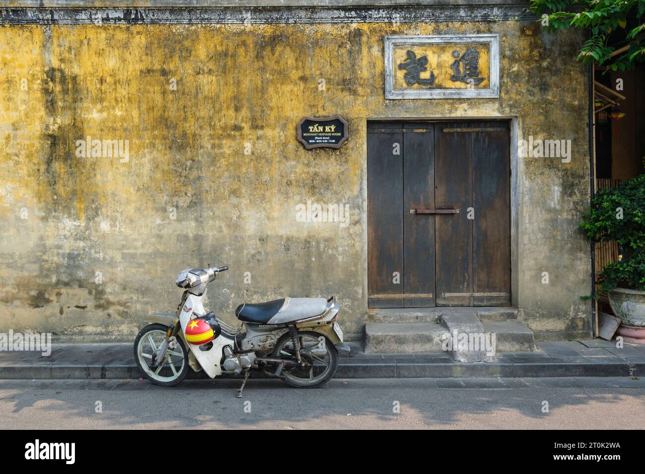 Hoi an, Vietnam. Moto garée à l'extérieur de Tan Ky Historic House. Banque D'Images