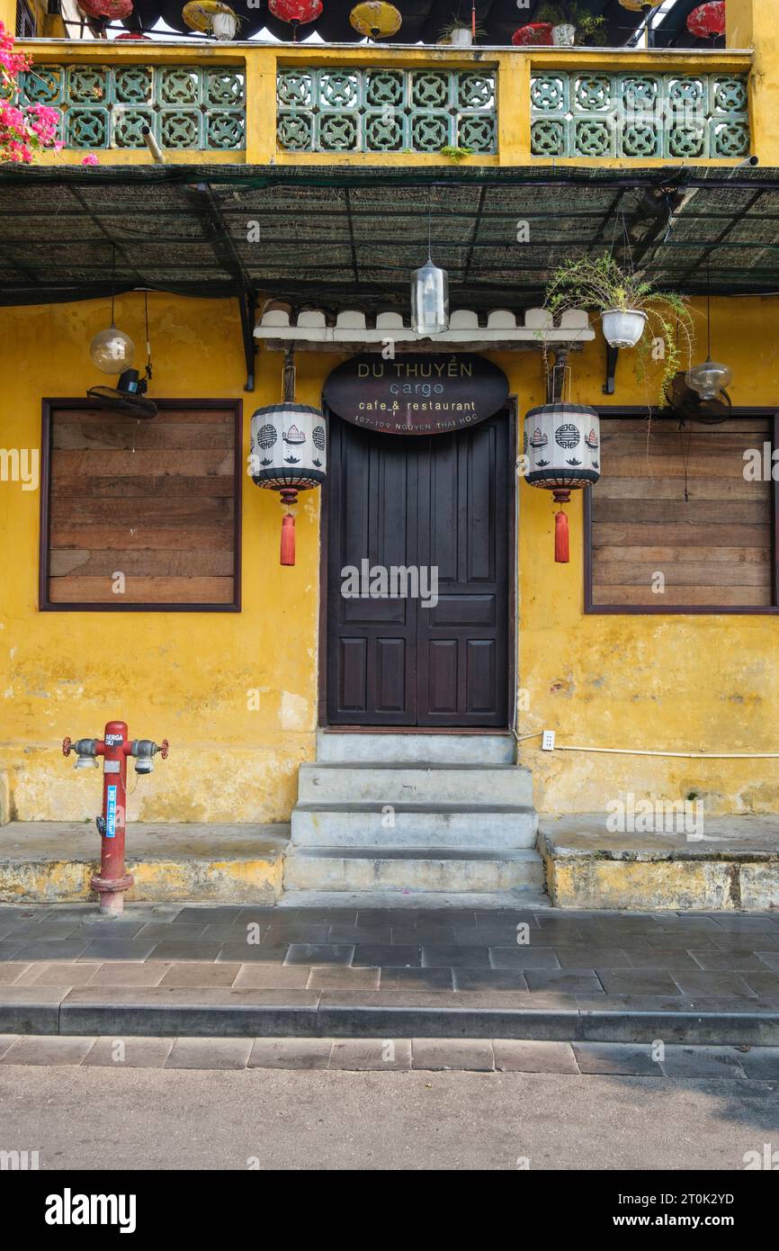 Hoi an, Vietnam. Lanternes décorant un restaurant local, pas encore ouvert pour les affaires. Banque D'Images