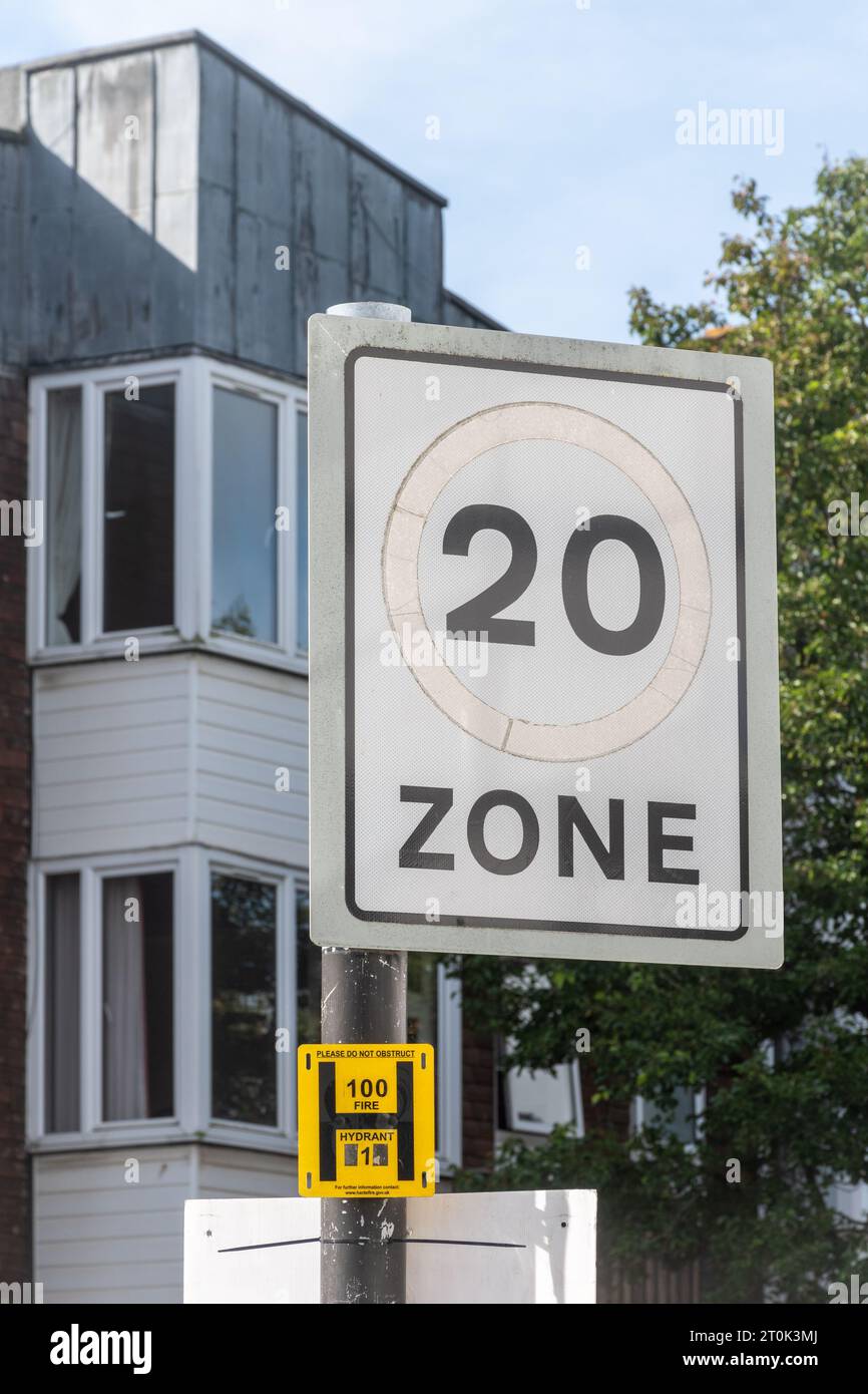 Panneau routier à 20 zones, vingt mph, zone de 20 miles par heure dans le centre-ville, Angleterre, Royaume-Uni. Concept : la guerre aux automobilistes Banque D'Images