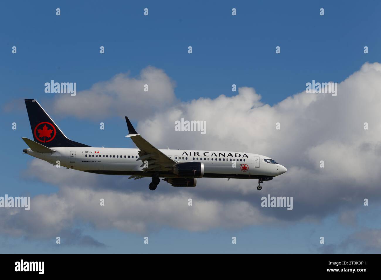 Boeing 737 Max 8 avion d'Air Canada se préparant à atterrir à l'aéroport international Pierre Elliott Trudeau de Montréal. Montréal, Québec, Canada Banque D'Images