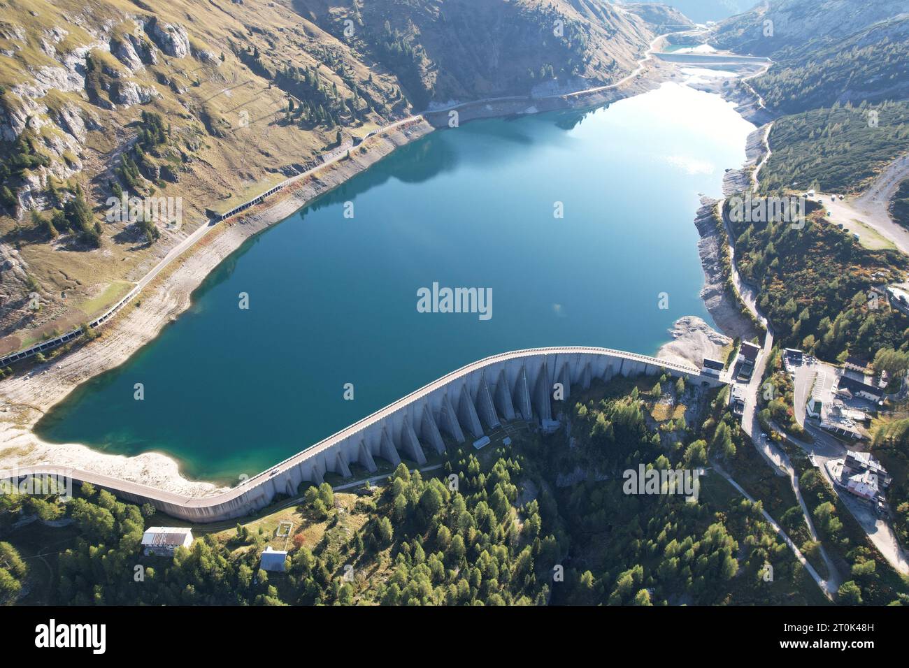 Lac Fedaia, Lago di Fedaia, belle vue aérienne du paysage des Dolomites italiennes-avec prairies de montagne, lacs et sommets rocheux et pointus des montagnes, Dolomite Banque D'Images