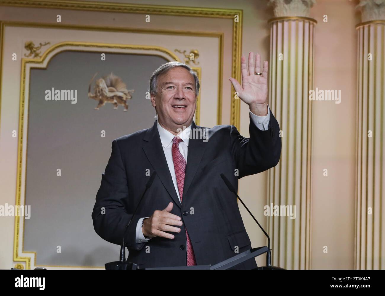 Mike Pompeo soutient les participants à la conférence. « Peu importe ce que fait le régime, il est voué à l’échec, ajoutant que le changement en Iran ne peut être réalisé que par ceux qui ont travaillé à sa réalisation, qui en ont payé le prix et qui ont la structure organisationnelle nécessaire pour atteindre cet objectif », a déclaré M. Pompeo. L’ancien secrétaire d’État américain Mike Pompeo et Maryam Rajavi, présidente élue du Conseil national de la résistance (CNRI), s’adressent à la conférence « Iran : soulèvement, résistance contre le régime des exécutions » au siège du CNRI dans le nord de Paris. (Photo de Siavosh Hosse Banque D'Images