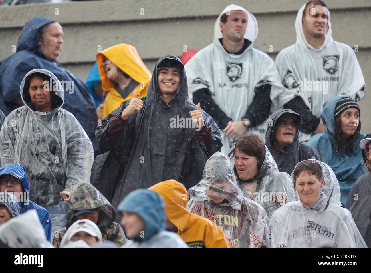 Piscataway, New Jersey, États-Unis. 07 octobre 2023. Certains fans sont restés de bonne humeur malgré les pluies torrentielles pendant le match de football de la NCAA entre les Eagles de Boston College et les Black Knights de l'armée au SHI Stadium de Piscataway, New Jersey Mike Langish/CSM/Alamy Live News Banque D'Images