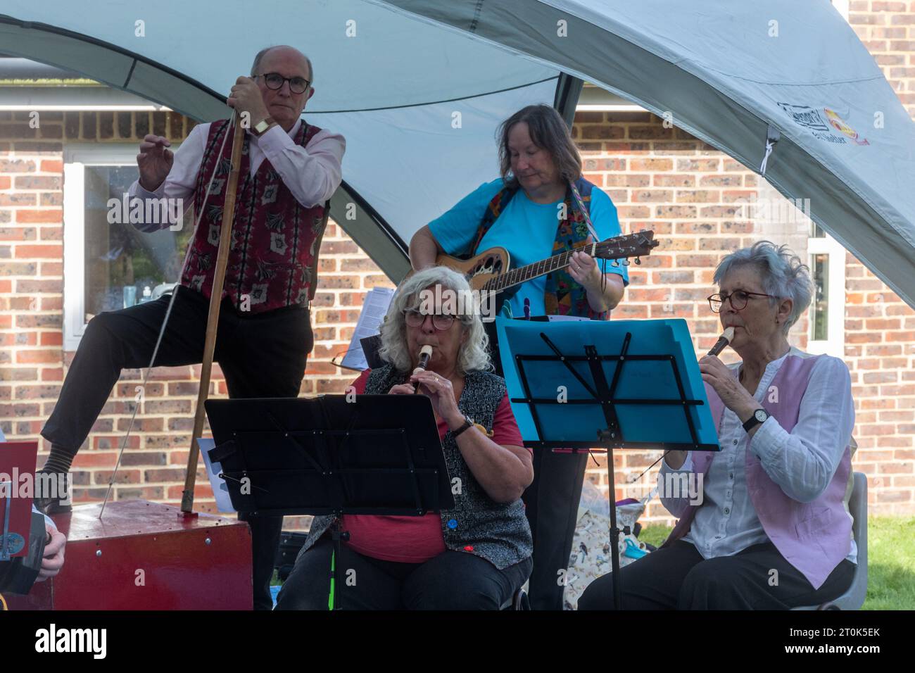 Four Marks Folk Band divertissant les gens lors d'un événement Hampshire, Angleterre, Royaume-Uni. Spectacle de musique live en plein air, musiciens jouant de la flûte à bec, guitare Banque D'Images